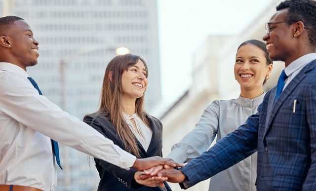 Jovens em círculo comemorando uma oportunidade